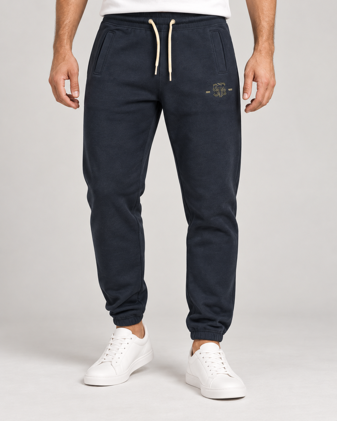 Pantalone jogger Superior Vintage blu navy indossato da un modello