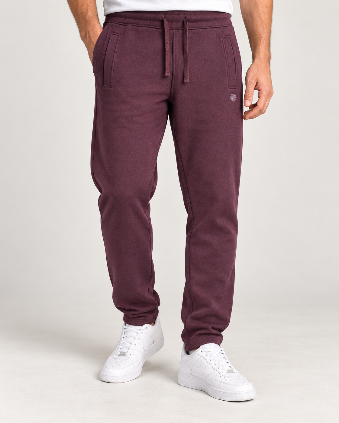 Pantaloni tuta Superior Vintage color bordeaux indossati da un modello