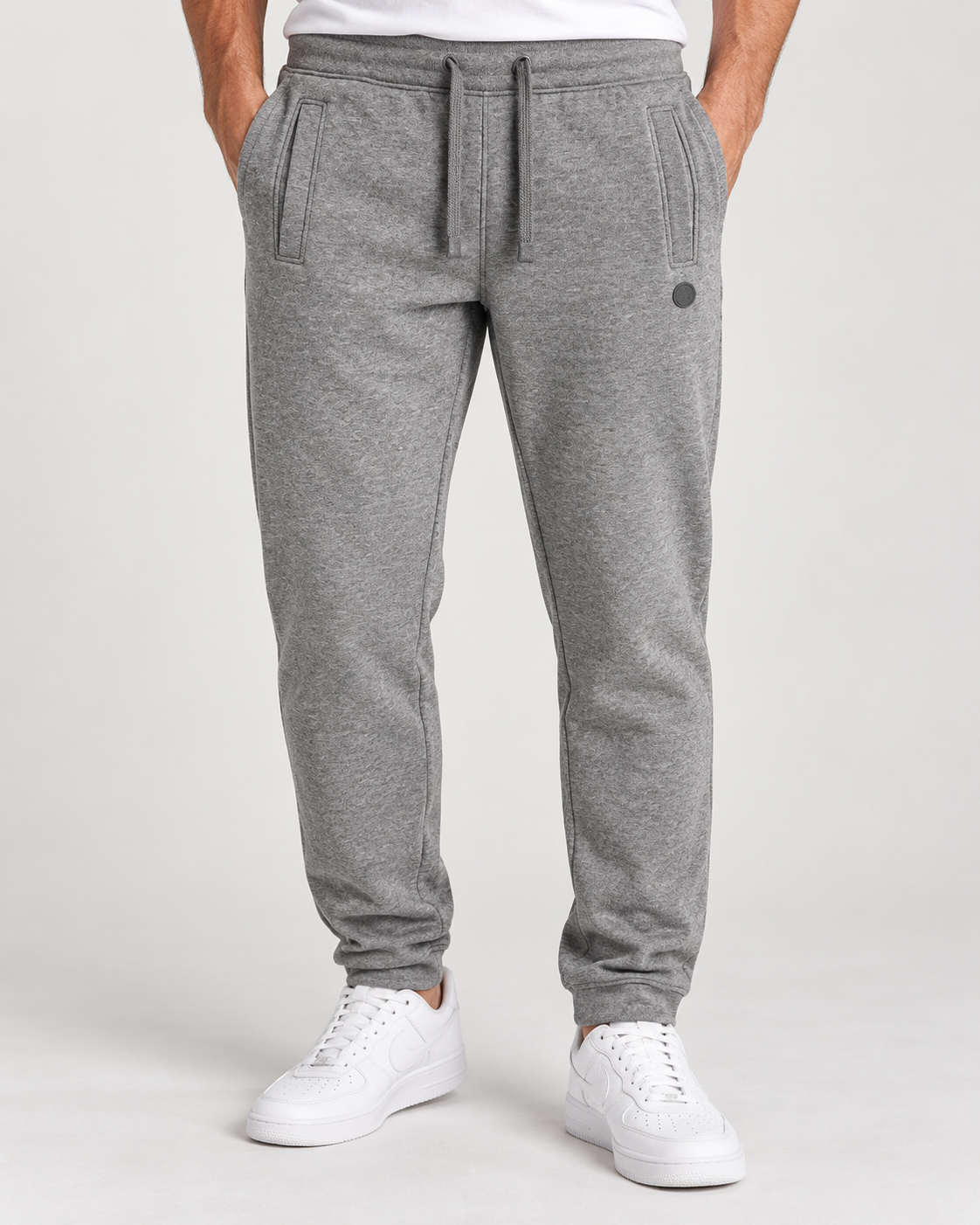Pantaloni tuta grigi Superior Vintage indossati da un modello