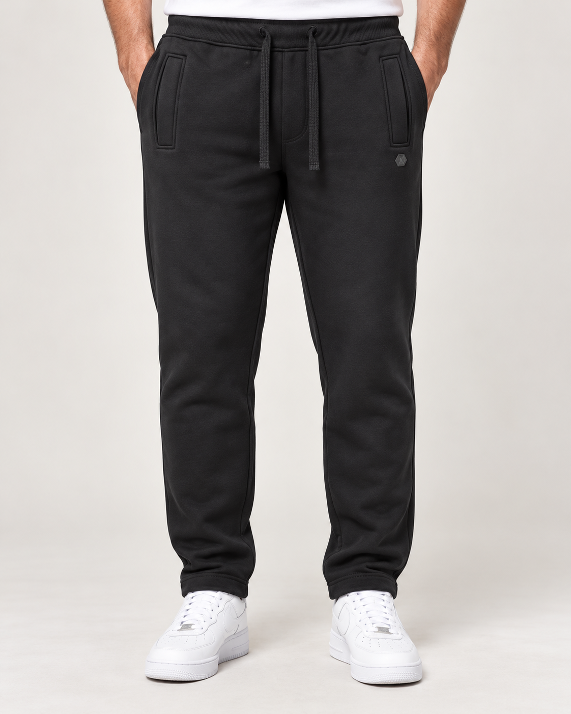 Pantaloni tuta neri Superior Vintage indossati da un modello