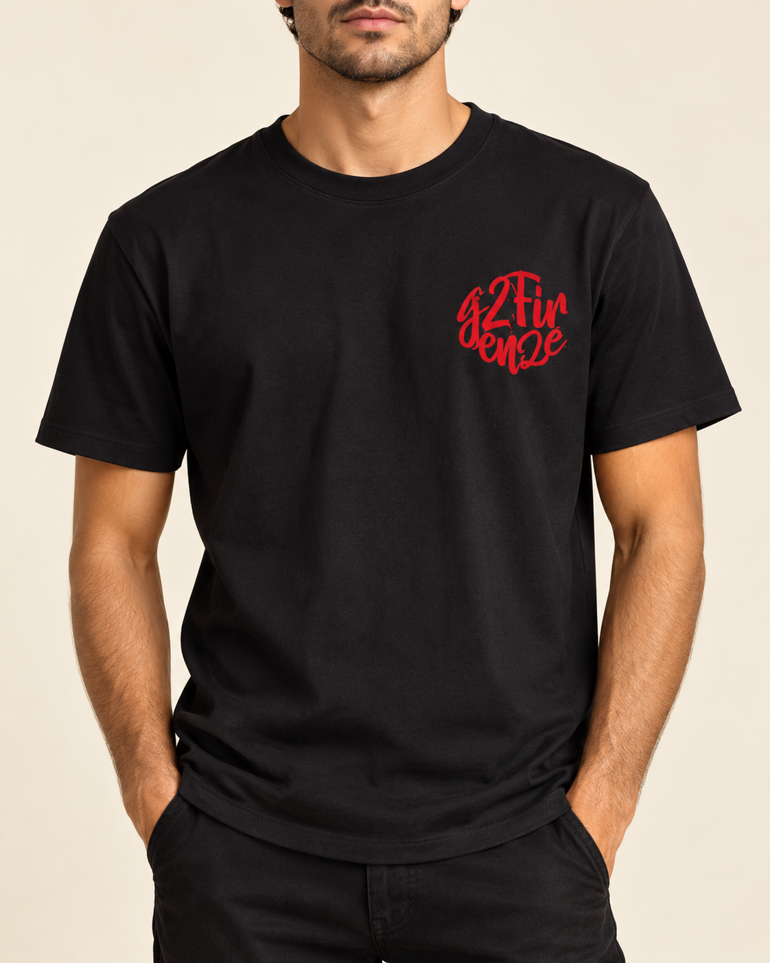 T-shirt nera G2Firenze con stampa rossa indossata da un modello