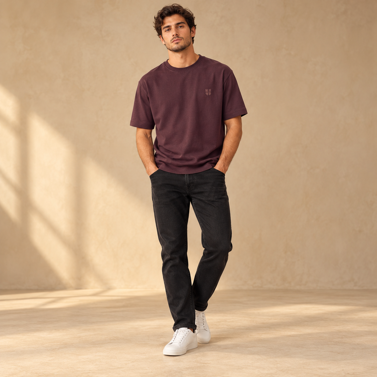 T-shirt Urbanring bordeaux indossata