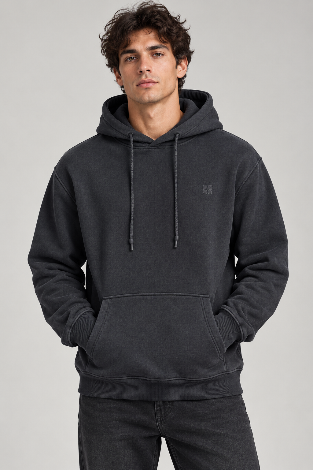 Felpa Urbanring con cappuccio antracite indossata