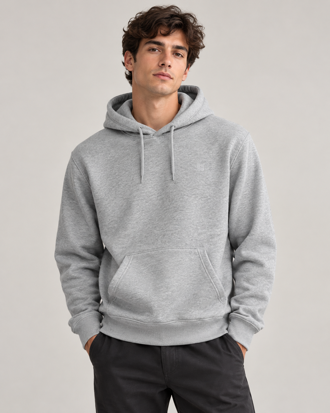 Felpa Urbanring grigia con cappuccio indossata