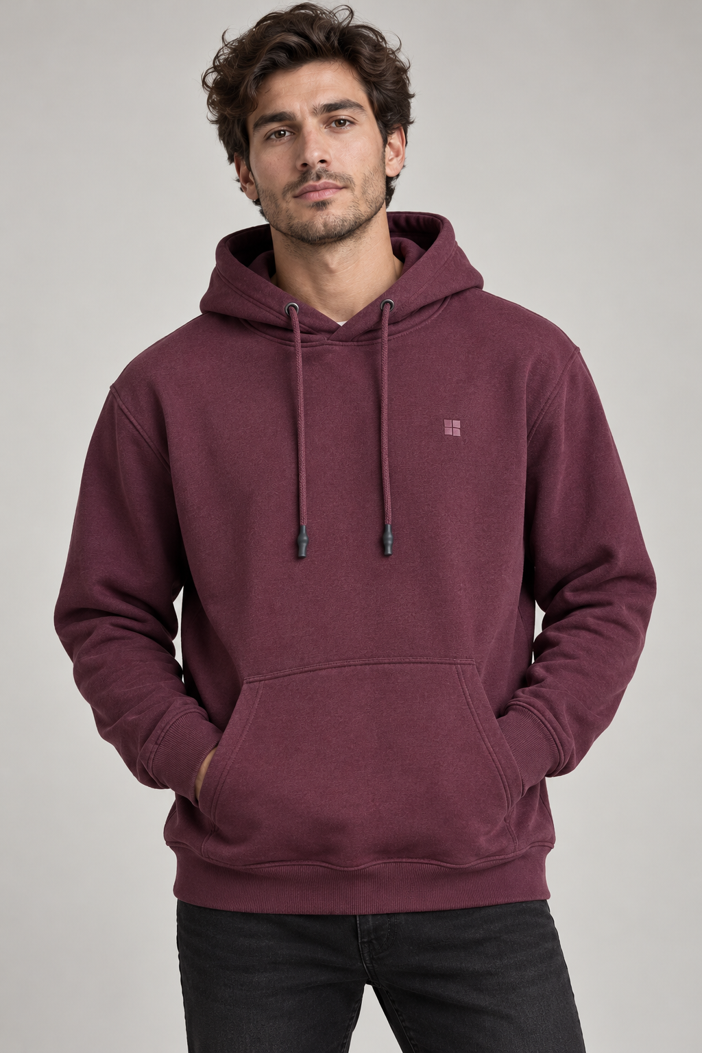 Felpa Urbanring con cappuccio color prugna indossata