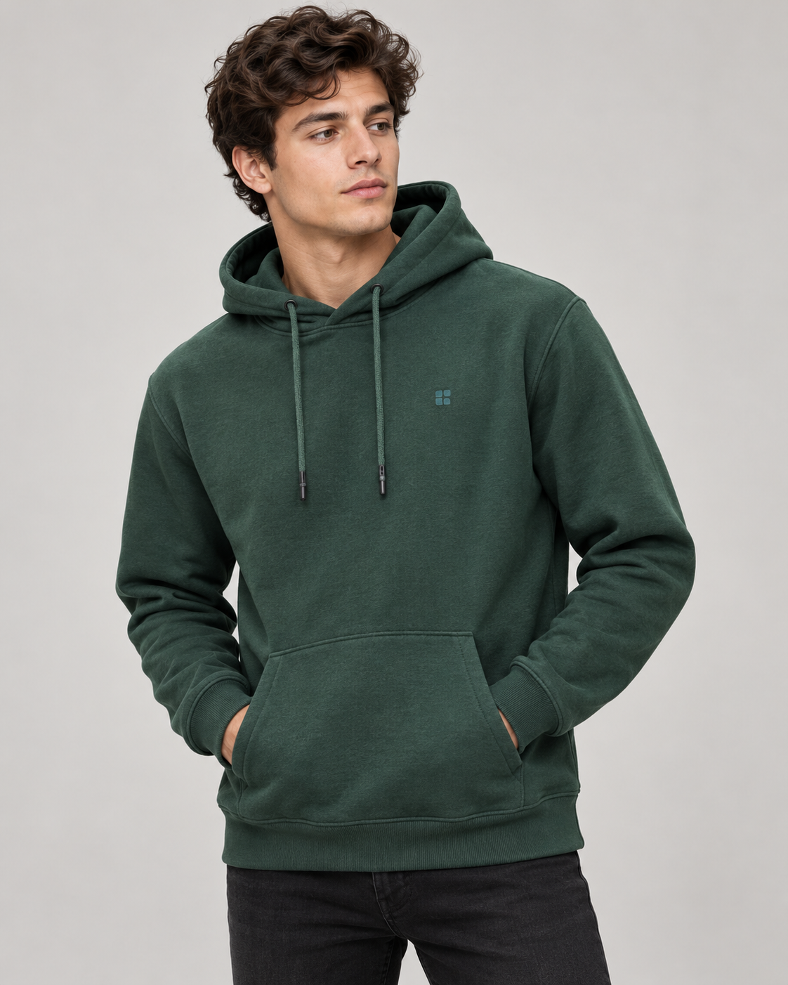 Felpa Urbanring verde bosco con cappuccio indossata
