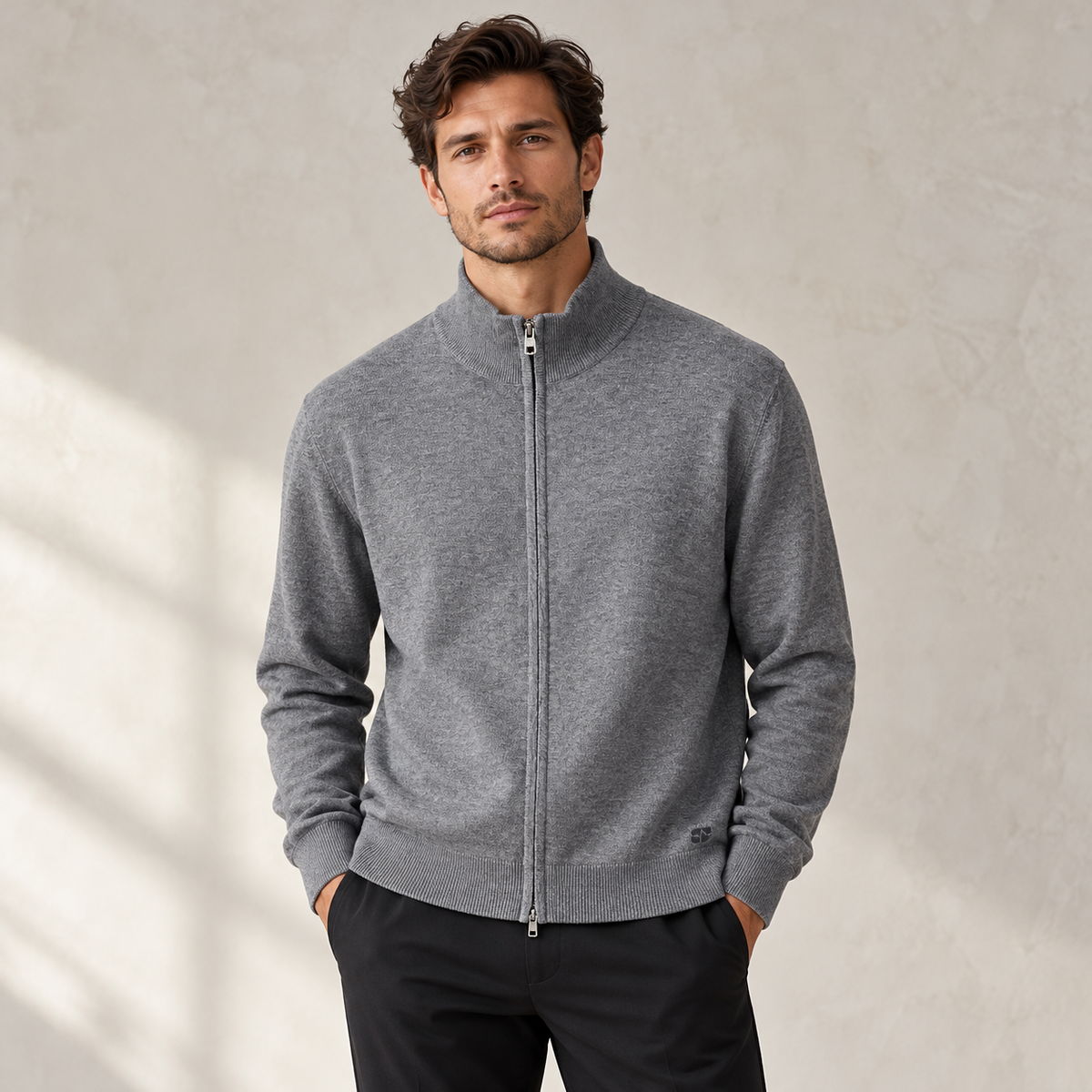 Felpa Urbanring grigia con zip indossata