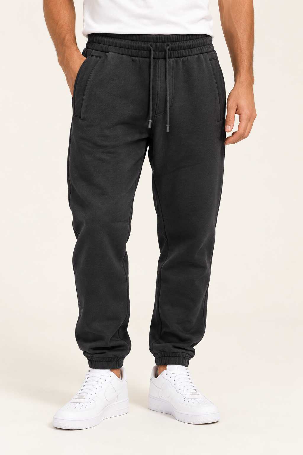 Pantalone jogger Urbanring antracite indossato