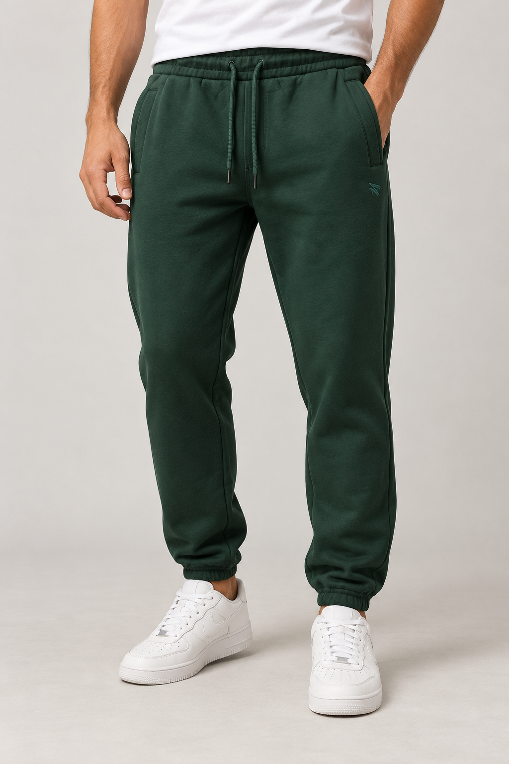 Pantalone jogger Urbanring verde bosco indossato