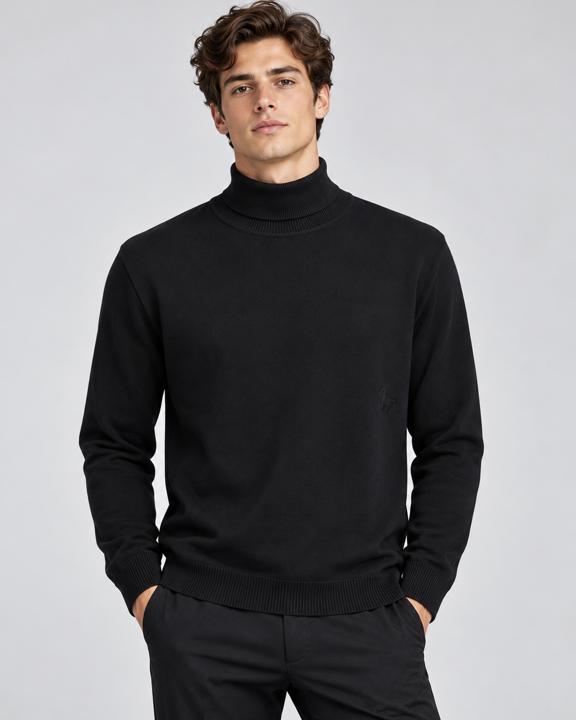 Maglia Urbanring nera a collo alto indossata da modello