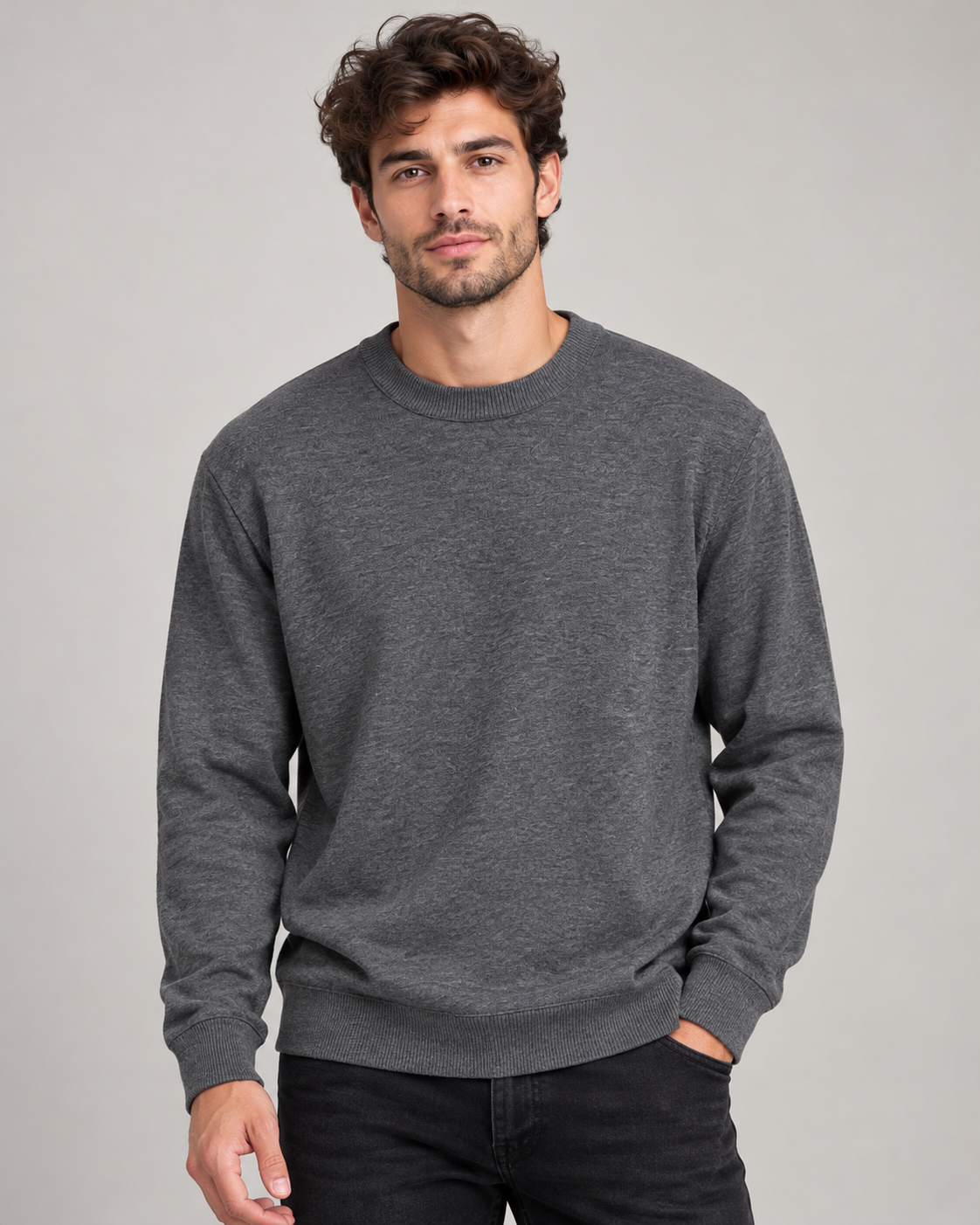 Maglia girocollo Urbanring grigio scuro indossata