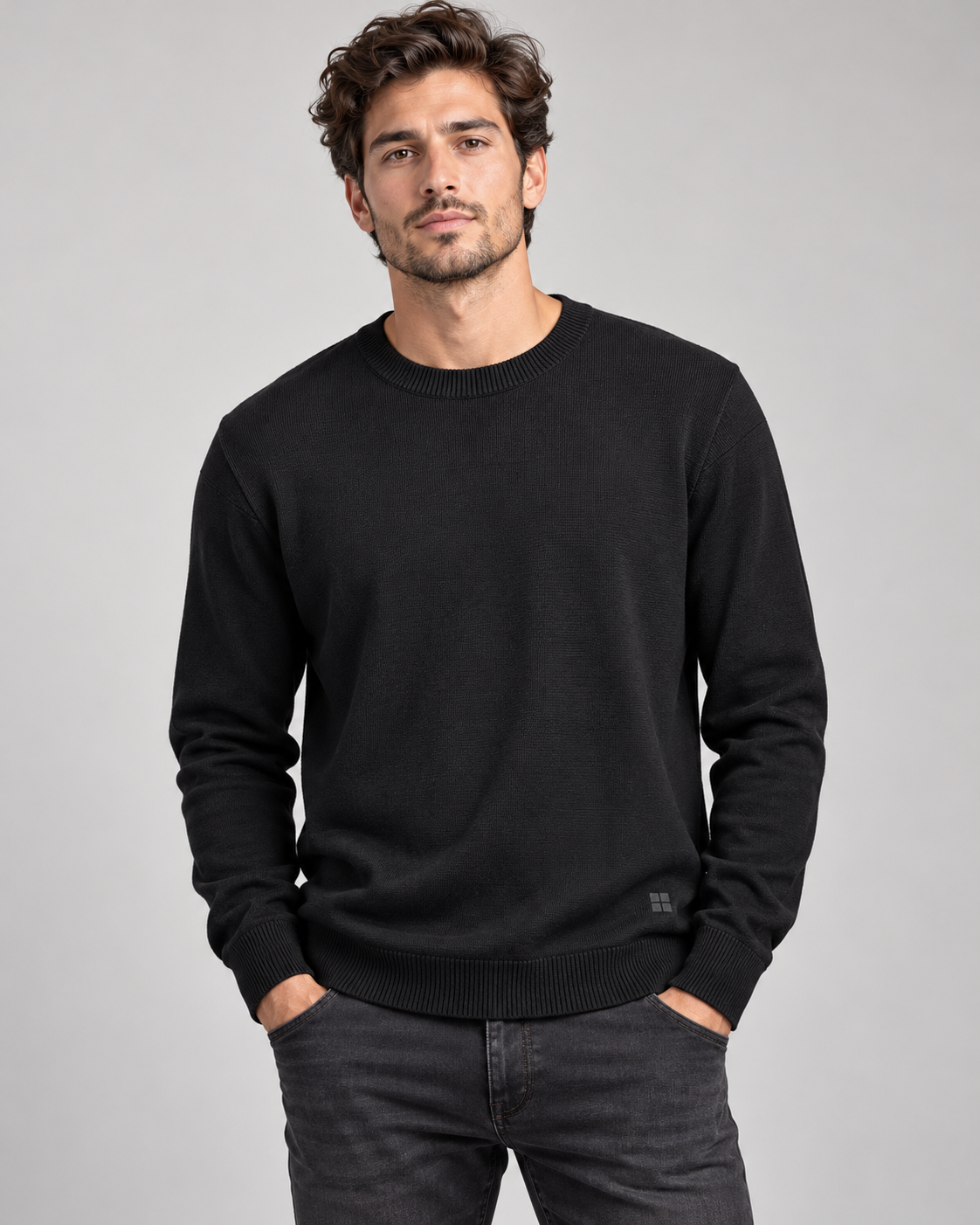 Maglia girocollo nera Urbanring indossata