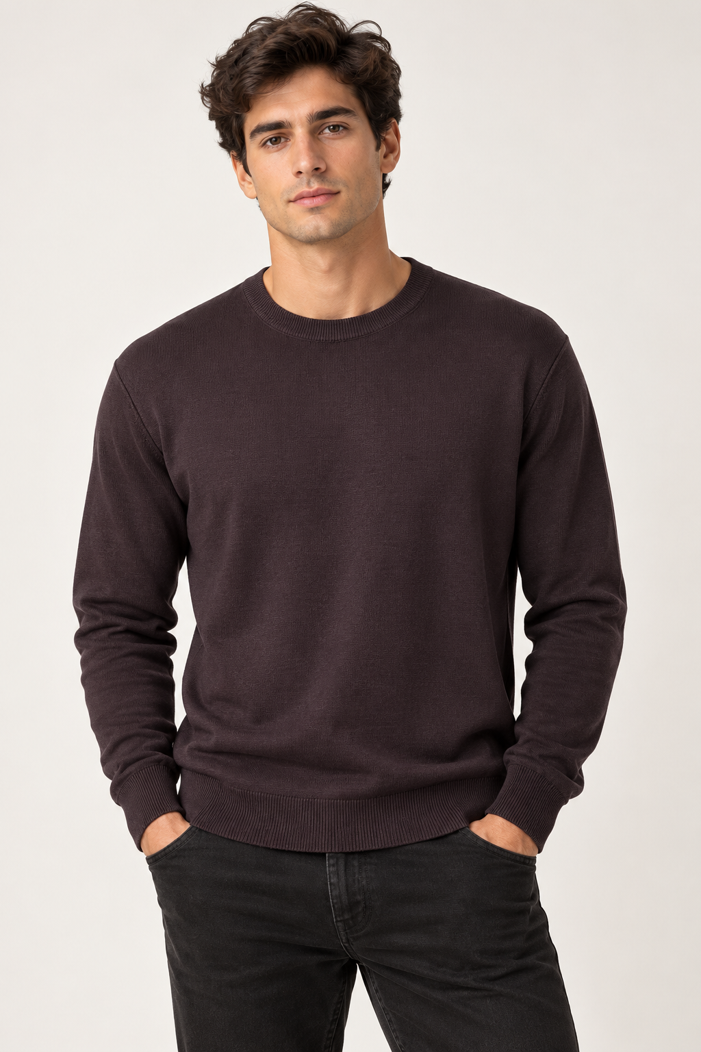 Maglia girocollo Urbanring color prugna scuro indossata