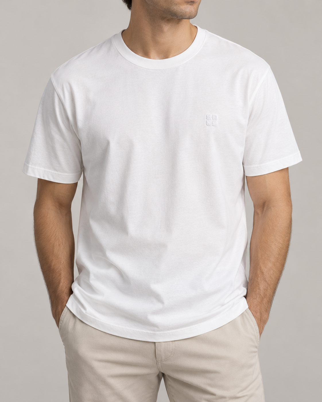 T-shirt bianca basic Urbanring con micro logo indossata