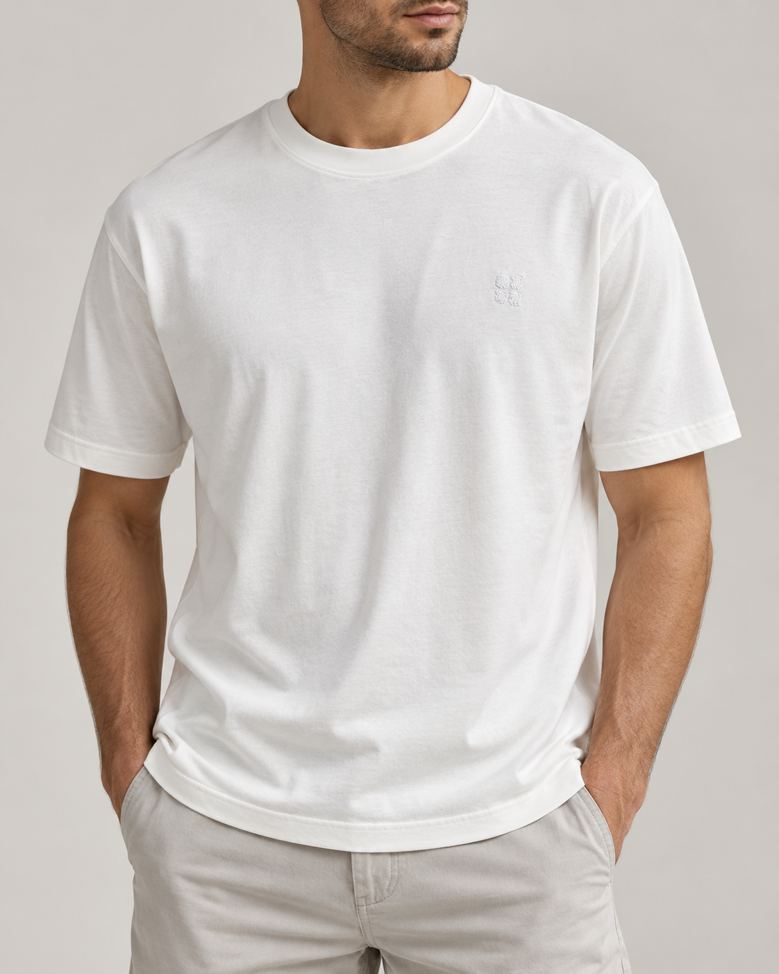 T-shirt Urbanring bianca con logo tono su tono indossata