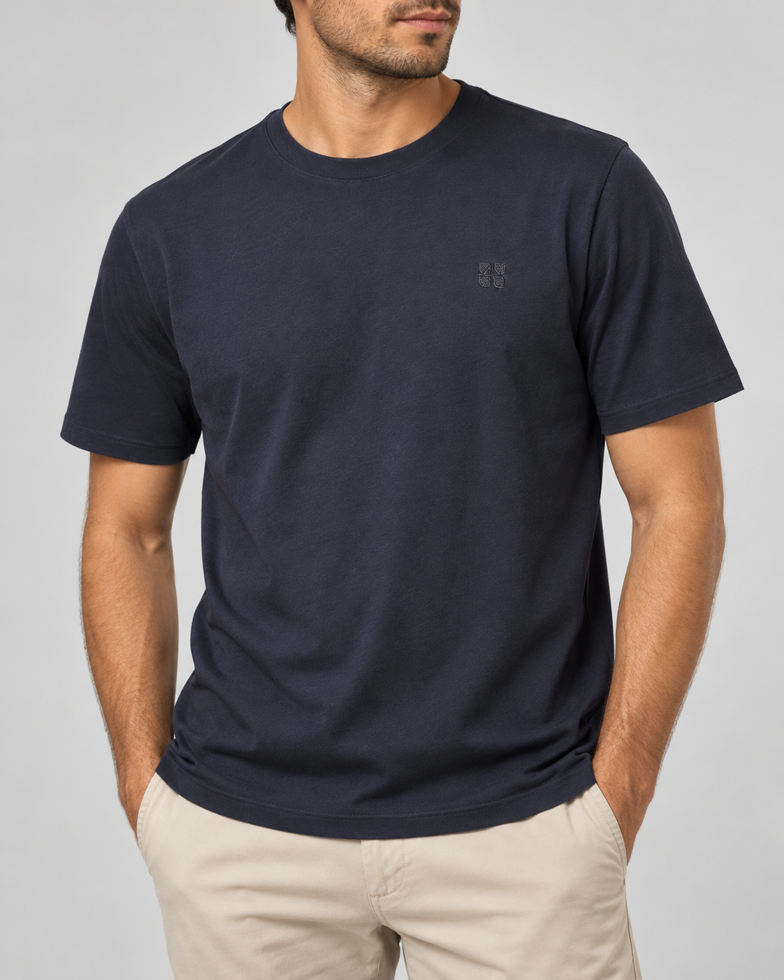 T-shirt Urbanring blu navy con logo indossata