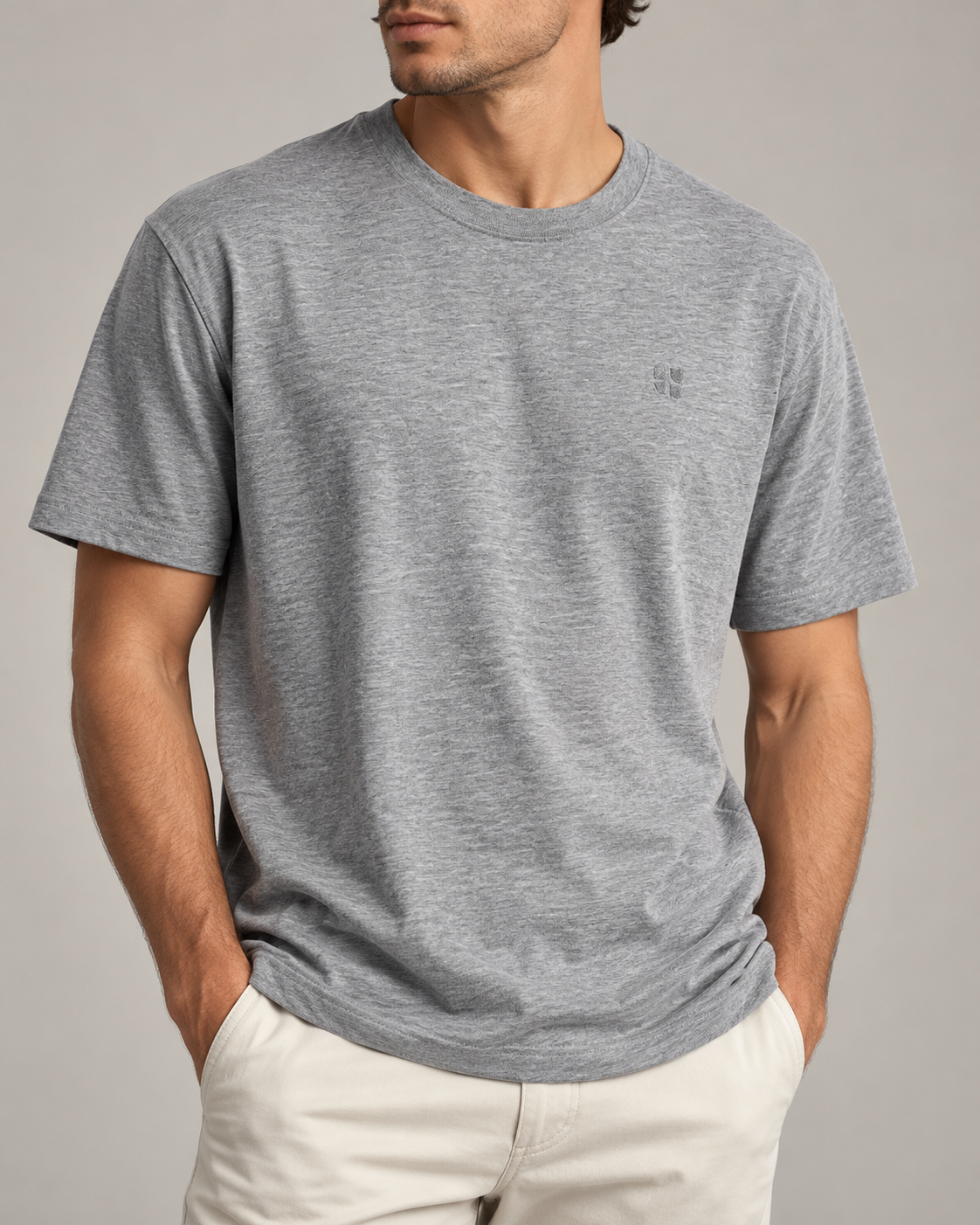 T-shirt Urbanring grigio melange con logo indossata
