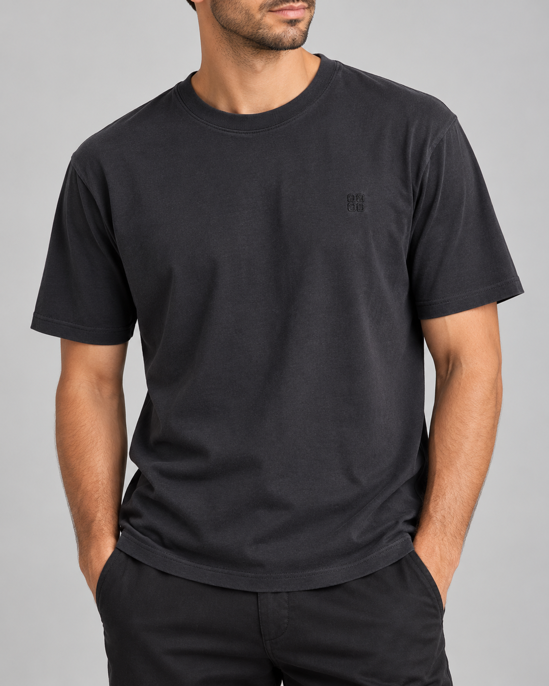 T-shirt Urbanring nera con logo indossata