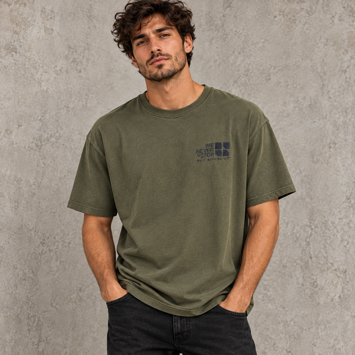 T-shirt Urbanring verde oliva indossata